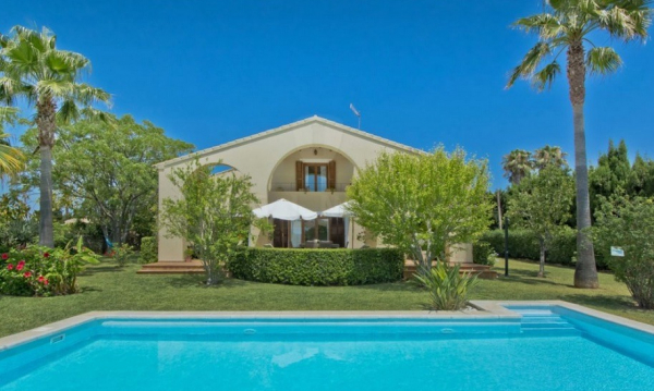 Casa rural con piscina y licencia vacacional